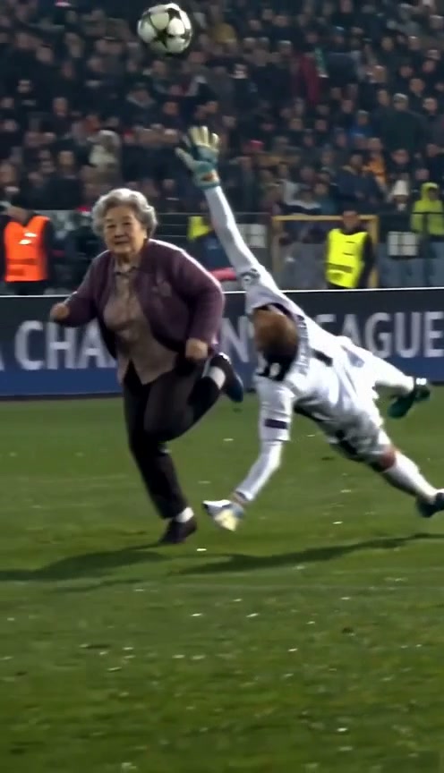 Ozil Goal AI example: a gray-haired woman in the goal scene